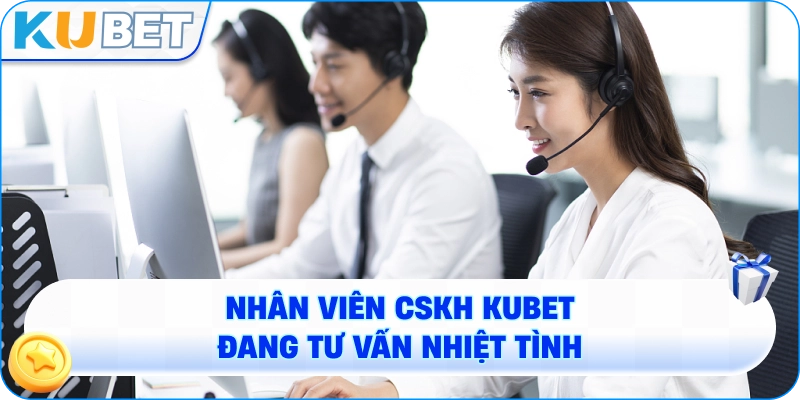 nhân viên CSKH KUBET đang tư vấn nhiệt tình với logo KUBET phía sau